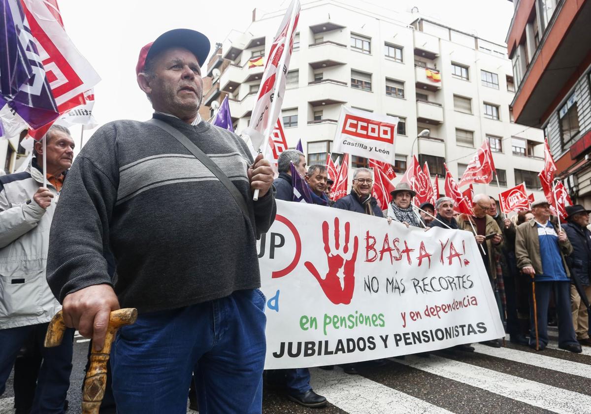 Pensionistas en una manifestación contra los recortes en pensiones en León en una imagen de archivo