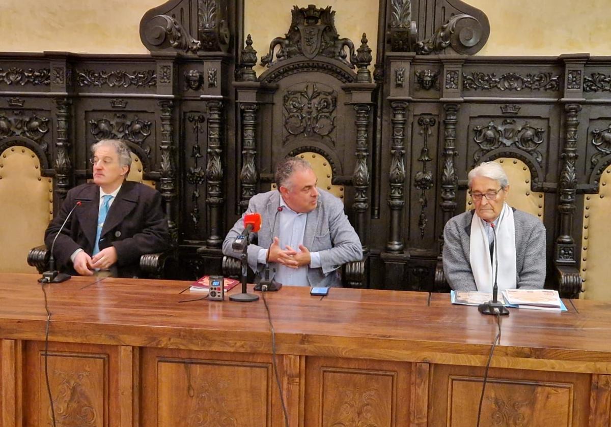 Acto de presentación de homenaje a los Rubín de Celis, presentan el Sr alcalde, D Benito Escarpizo y D Arsenio Garcia