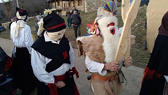 Los Campaneiros devuelve la tradicional mascarada de invierno a La Cuesta