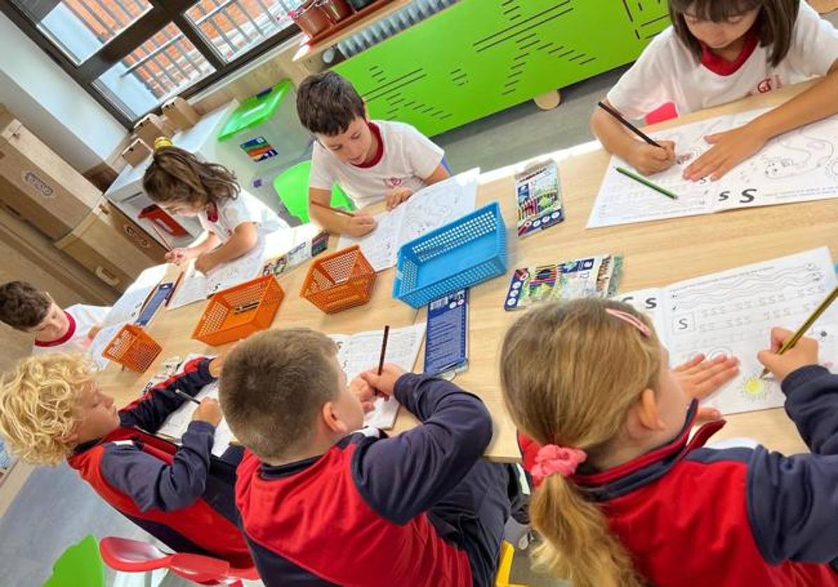 Varios alumnos en un aula.