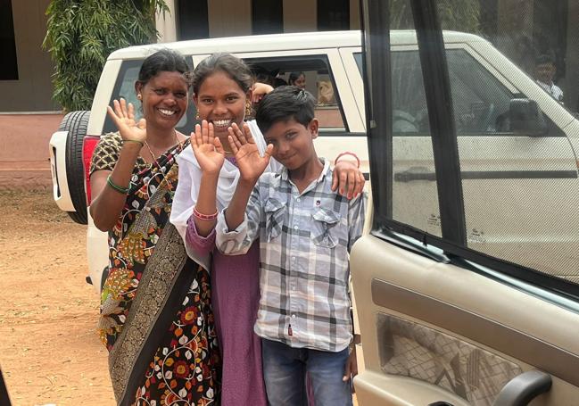 Keerthana, Raju y su madre.