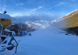 Cañones de nieve funcionando en San Isidro.