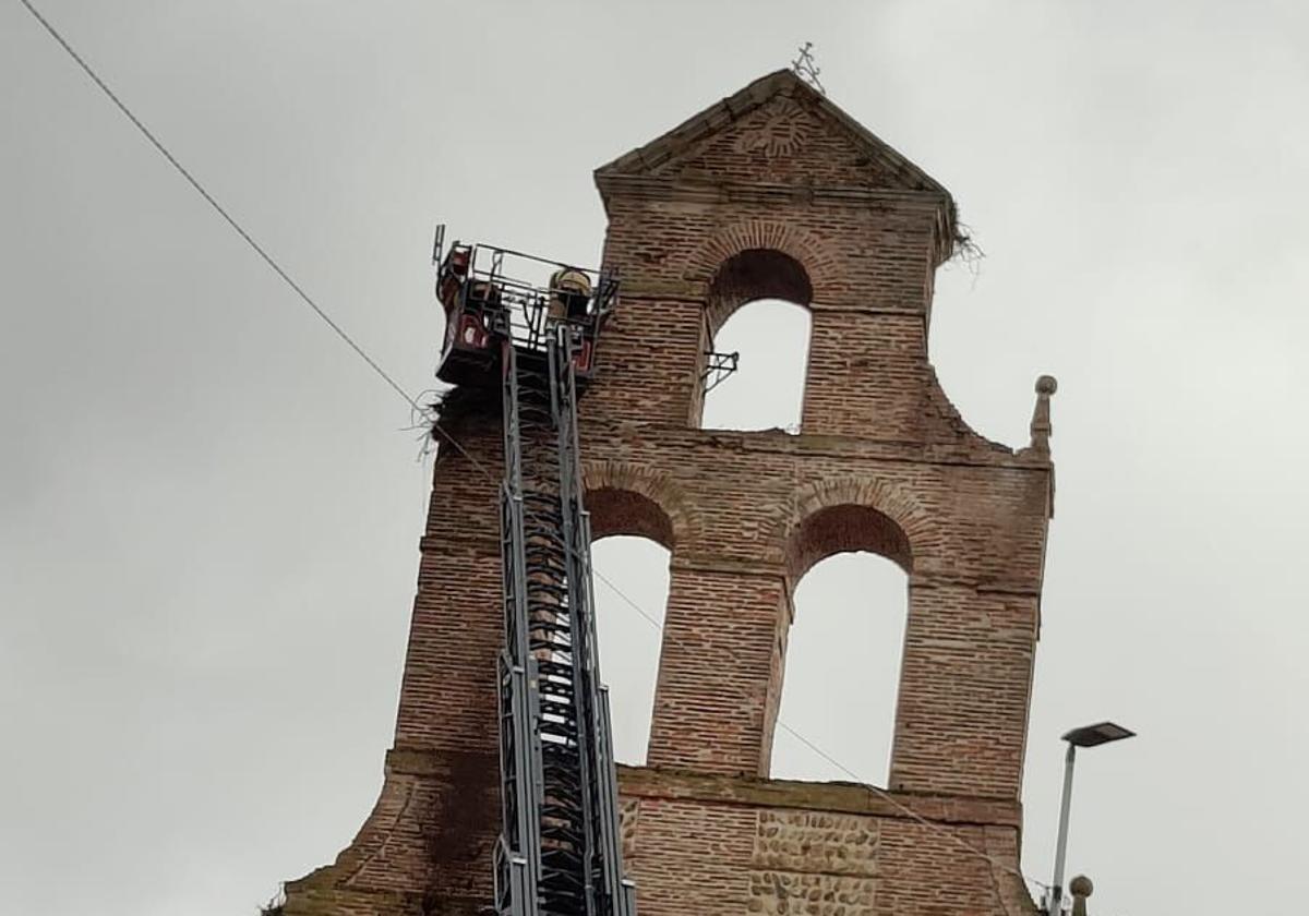 Bomberos retiran el nido de cigüeña