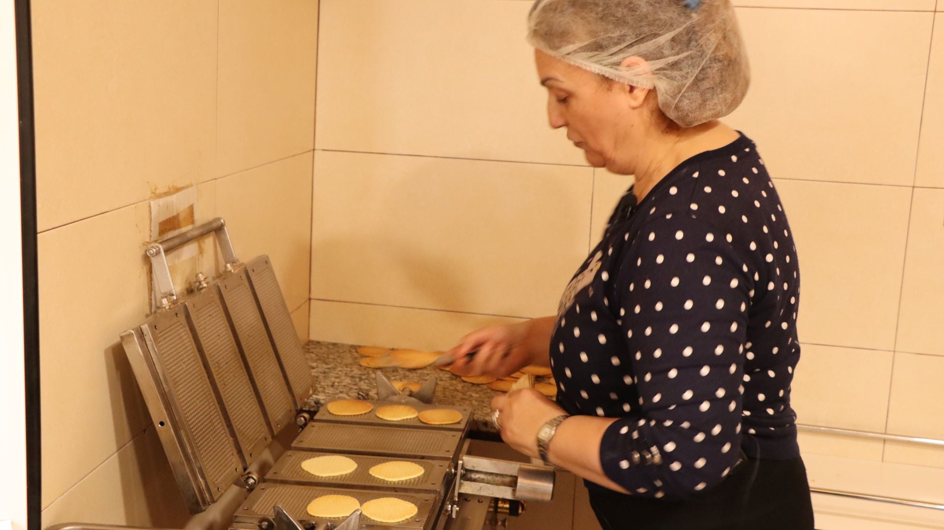 Así se hacen las galletas más famosas de Sahagún