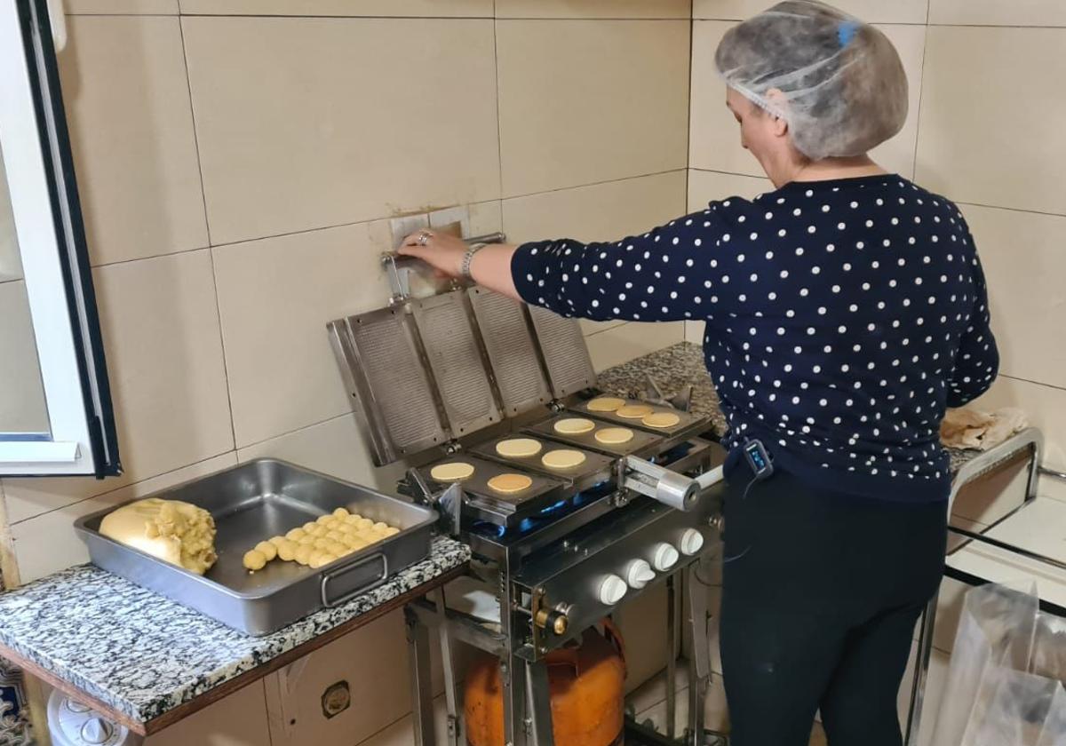 Fabricación artesanal de las galletas de hierro de Sahagún.