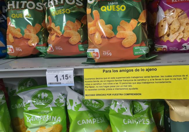 Mensaje en la estantería de snacks.