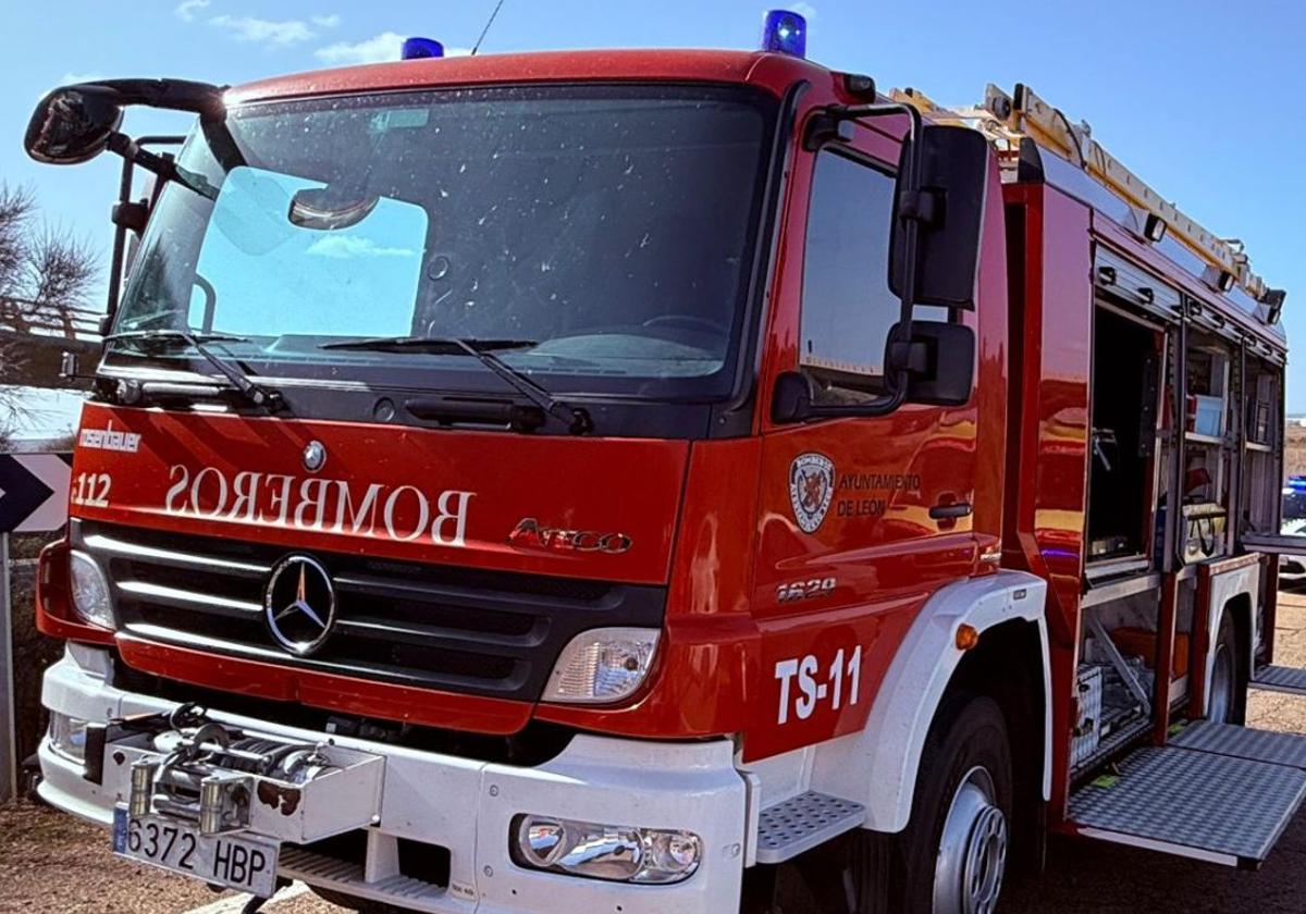 Fotografía de archivo de un vehículo autoescalera de Bomberos de León.