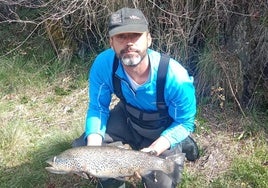 Un pescador leonés con una de sus capturas.