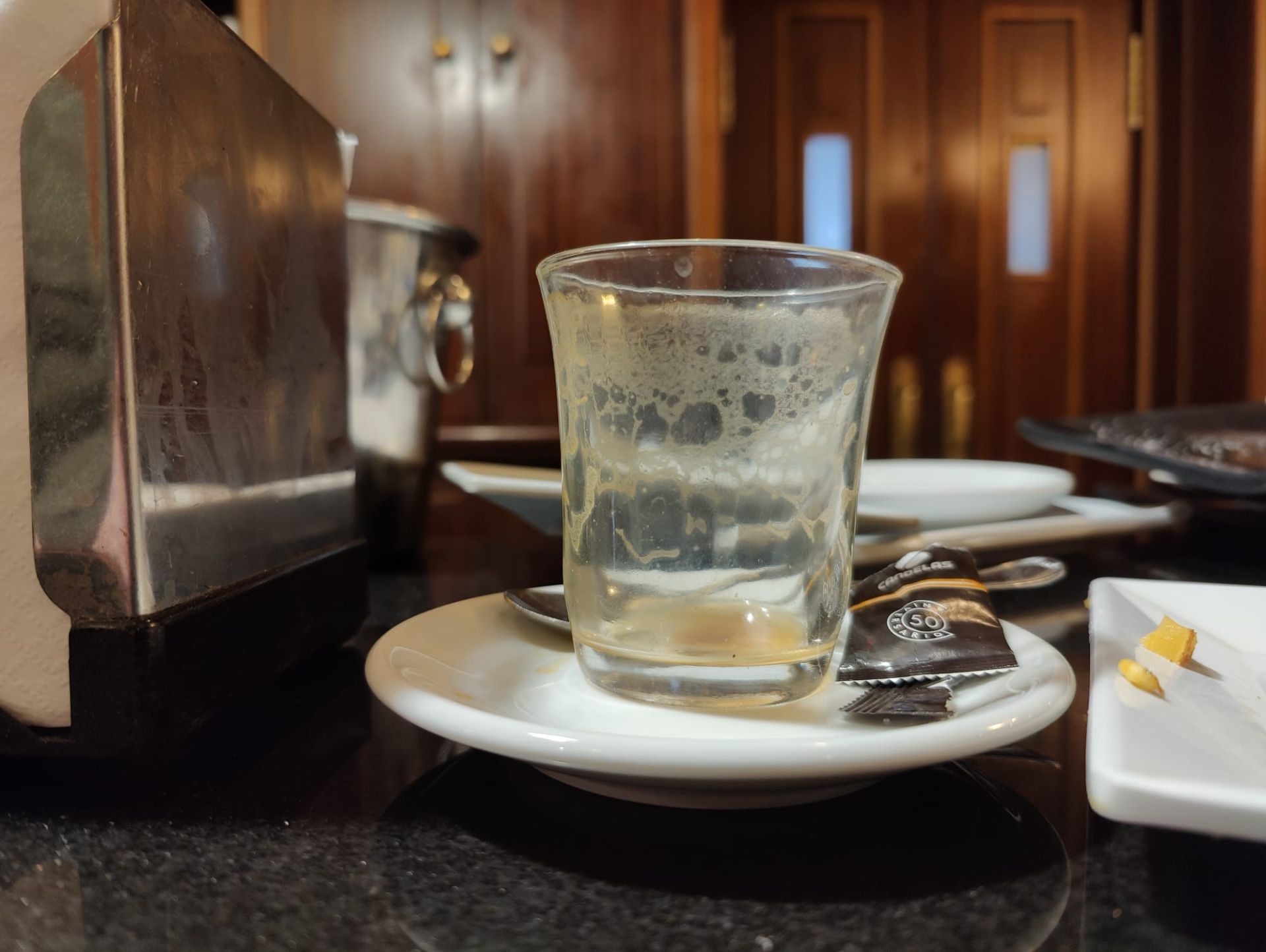 Taza de café recién consumida en una cafetería de León que ha aplicado la subida de 10 céntimos