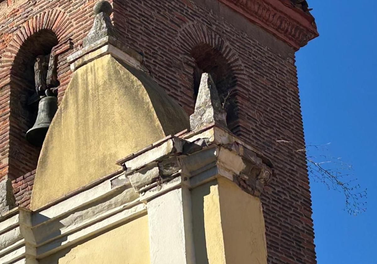 Espadaña dañada de la Iglesia de San Pedro de los huertos.