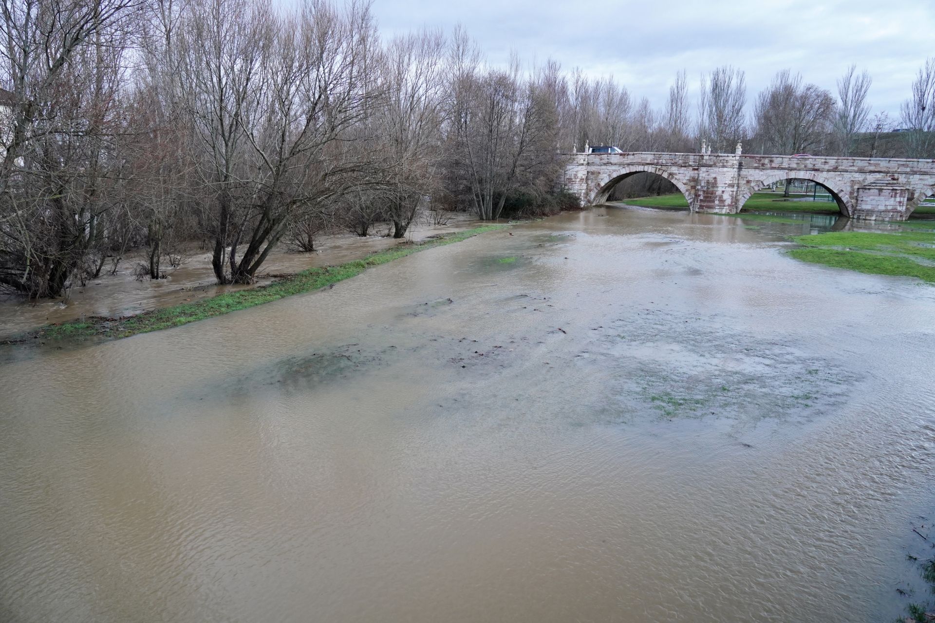 Las imágenes de la crecida del río Bernesga a su paso por León