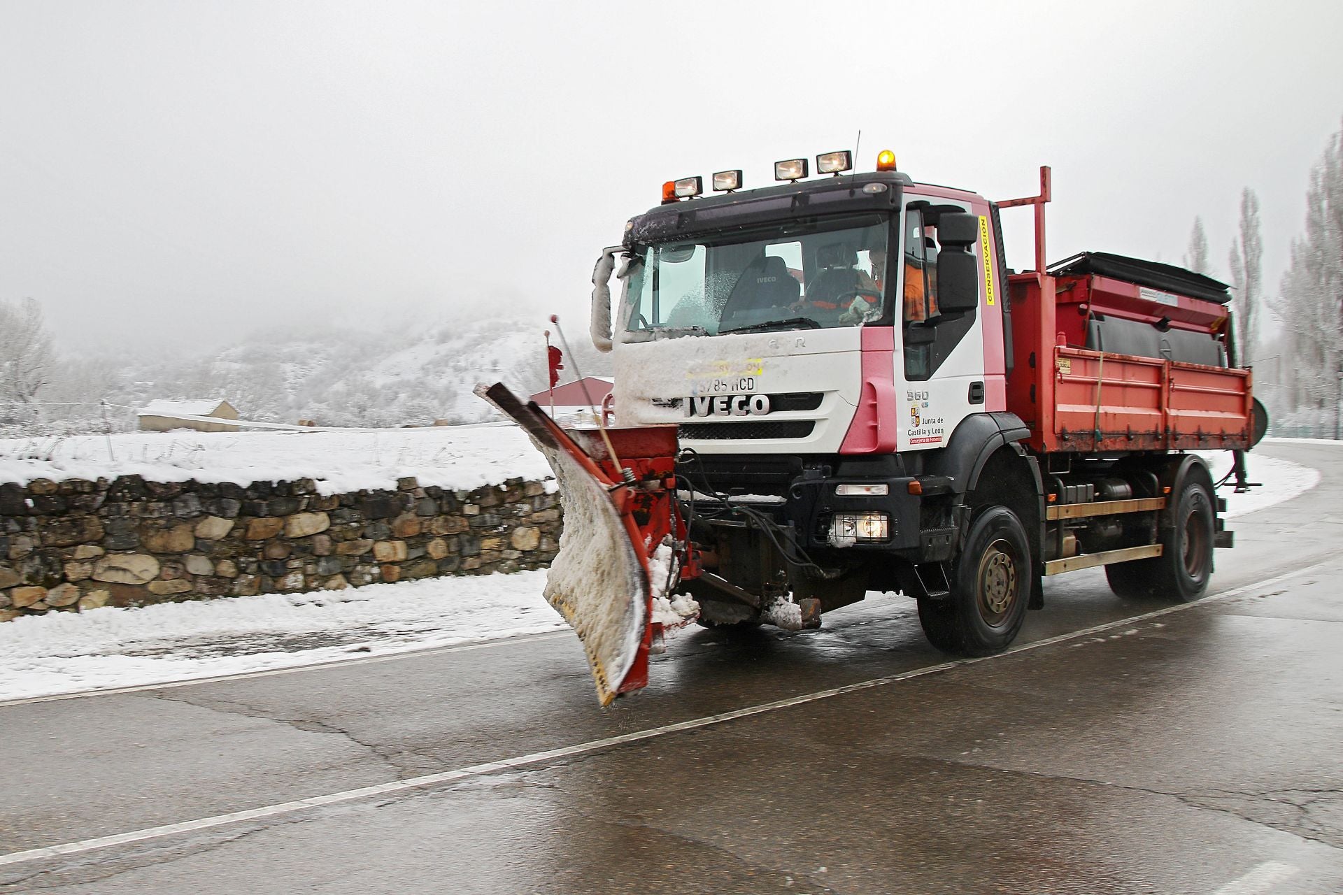 Nevada en una carretera leonesa.