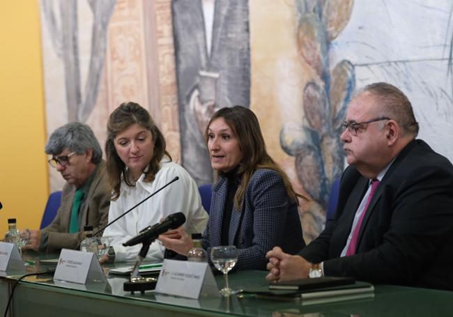 Rueda de prensa de los consejeros y la rectora.