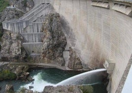 La presa de Riaño, liberando agua, en una imagen de archivo.