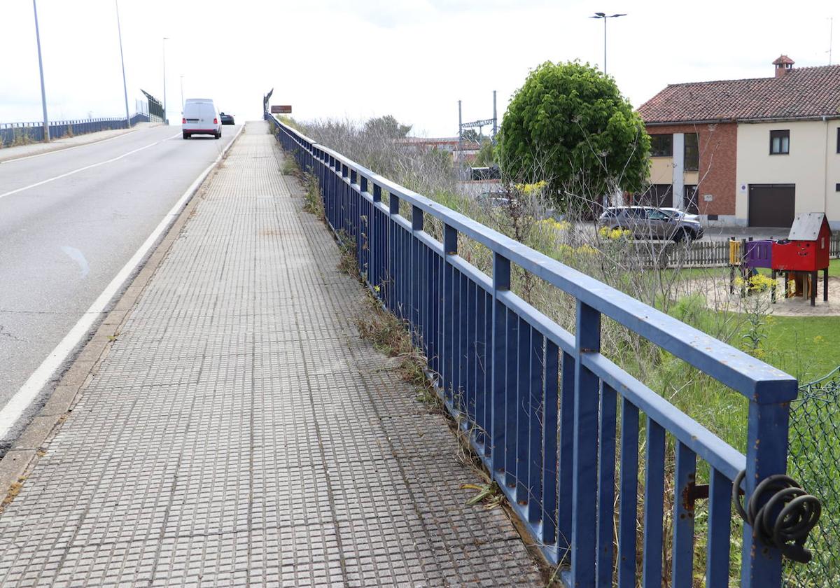 Imagen de la pasarela sobre las vías del tren.