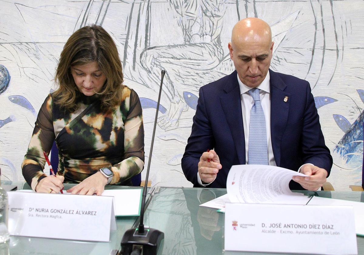 La rectora de la Universidad de León, Nuria González, y el alcalde de León, José Antonio Diez, firman la renovación de un convenio para la evaluación y control del ruido ambiental en la ciudad.