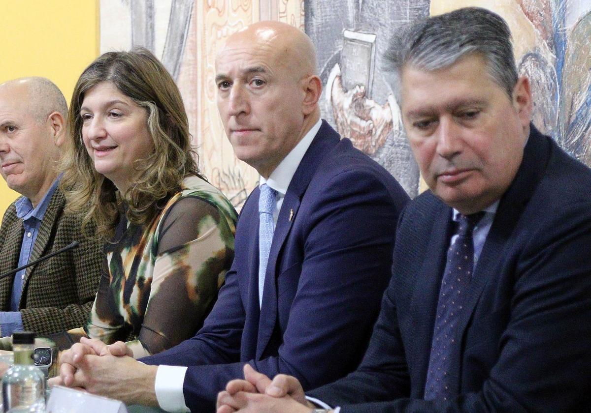 La rectora de la Universidad de León, Nuria González, y el alcalde de León, José Antonio Diez, firman la renovación de un convenio para la evaluación y control del ruido ambiental en la ciudad.