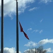 La bandera de León pende de un hilo por el viento