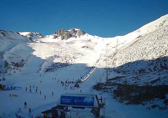 Esquiadores en las pistas de San Isidro, repletas de nieve acumulada y tras marcar la mínima de la provincia con ocho grados bajo cero.