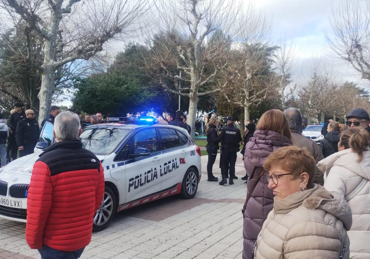 Diversas patrullas de Policía en el lugar del suceso.