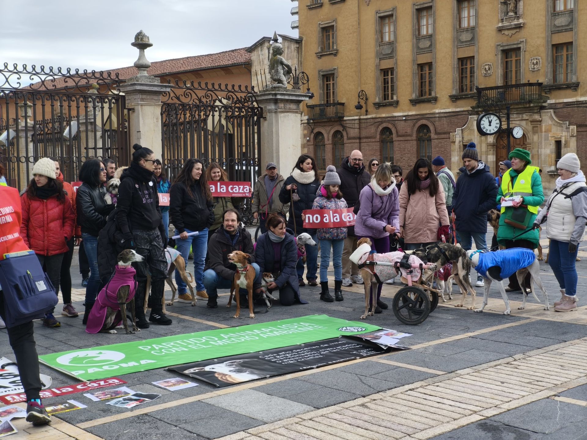 Concentración en la plaza de Regla