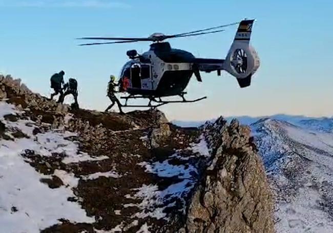 Rescate del montañero herido en el pico Mortihuero.