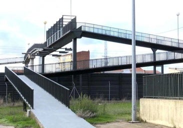 Día 1 sin pasarela de Trobajo del Cerecedo por las obras del nuevo paso superior