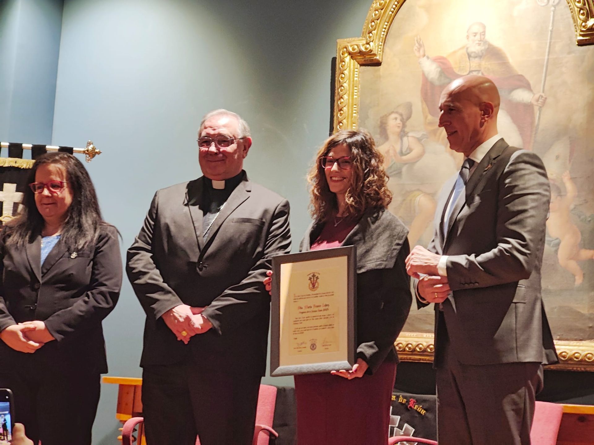 Marta Franco recoge el mandato como pregonera de la Semana Santa de manos del alcalde, el obispo y la presidenta de la Junta Mayor de Cofradías.