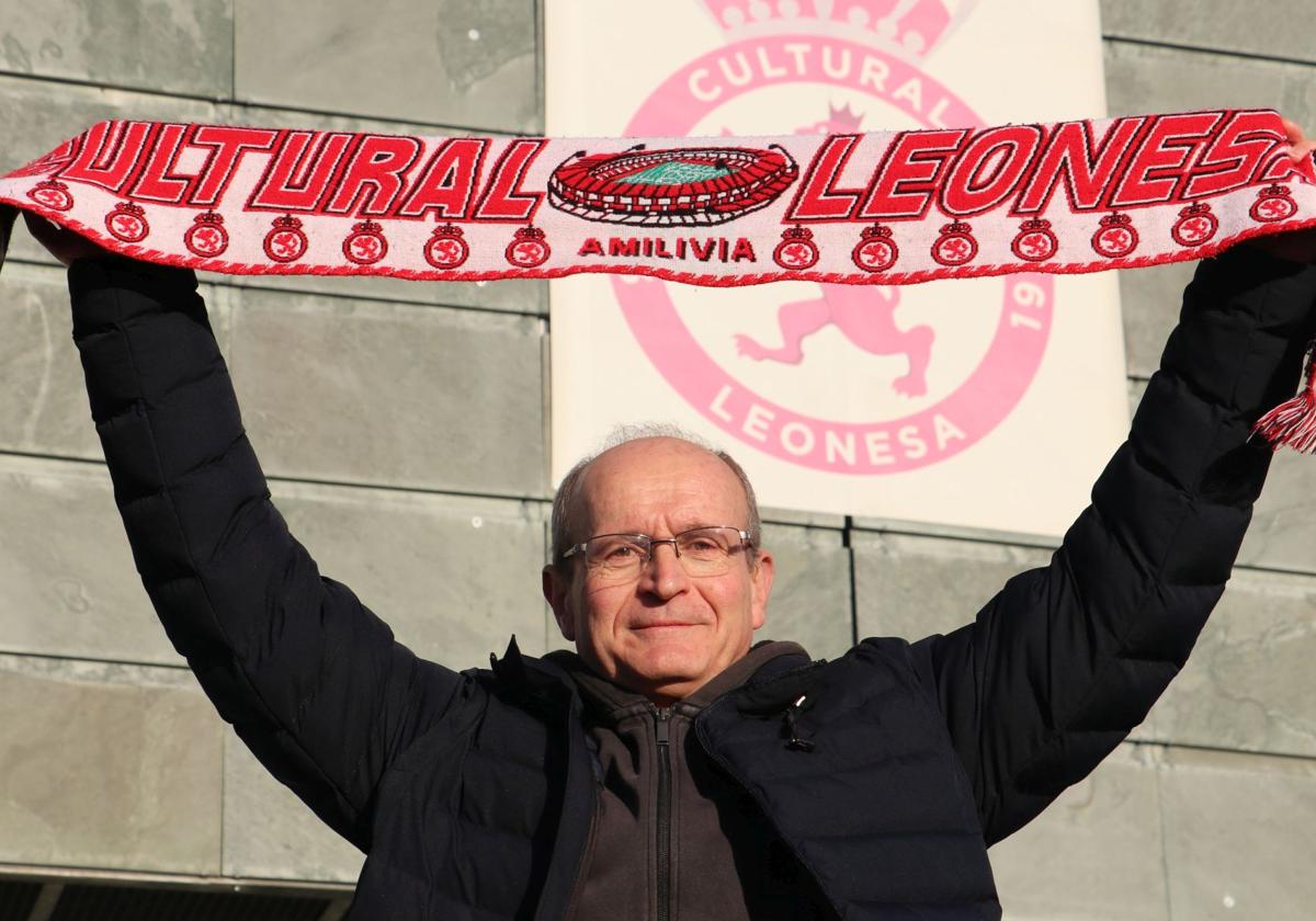 Ángel Monzú posa con la bufanda de la Cultural en el Reino de León.