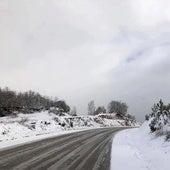 Imagen de archivo de una carretera de León con nieve.