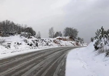 La nieve impide la circulación de camiones y autobuses en cuatro vías de León