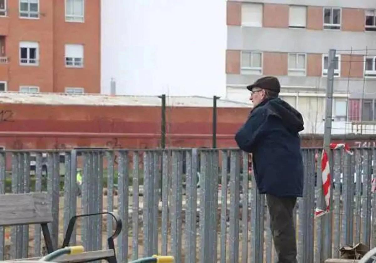 Imagen de archivo de un hombre observando el avance de unas obras en León ciudad.