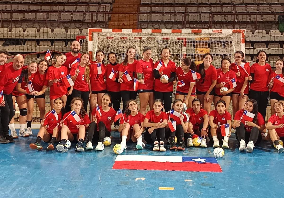 Foto de familia de esta edición de Campus Internacional de Balonmano Leon Cuna del Parlamentarismo.