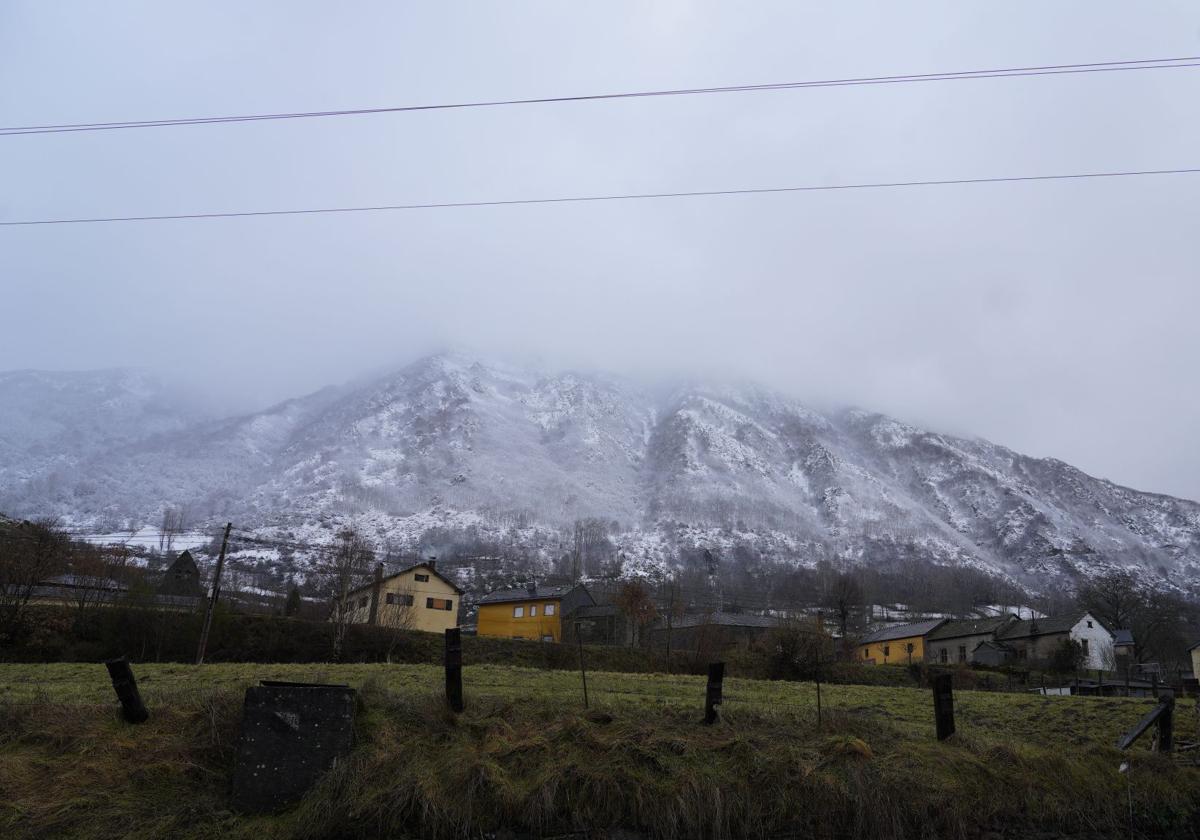 La nieve sigue presente en la montaña leonesa.