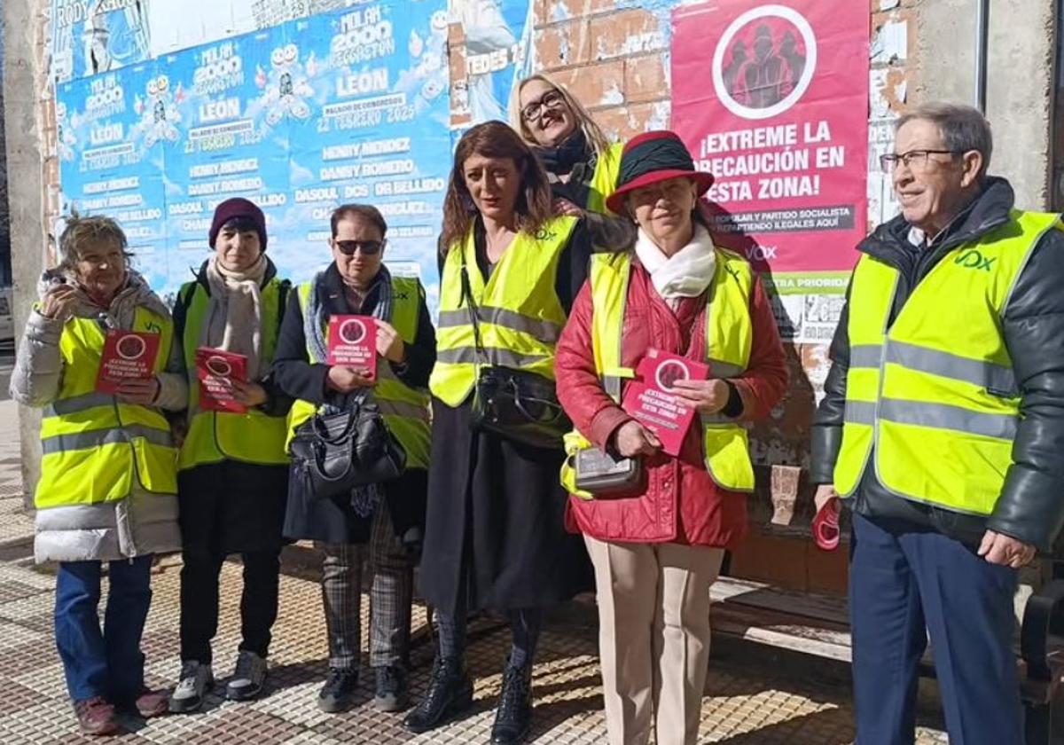 La agrupació nde Vox en León colocando los carteles.