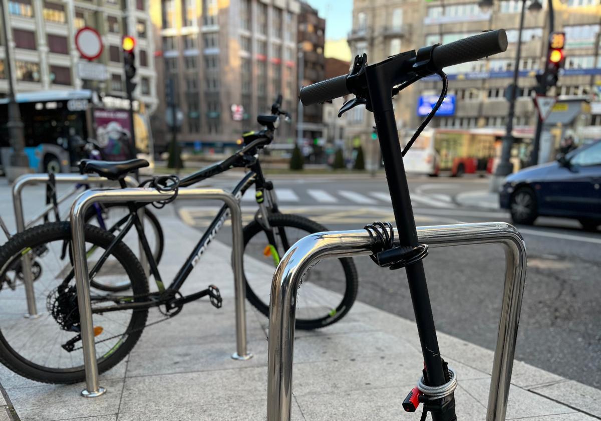 Patinetes eléctricos en la conexión de Ramón y Cajal con Santo Domingo.