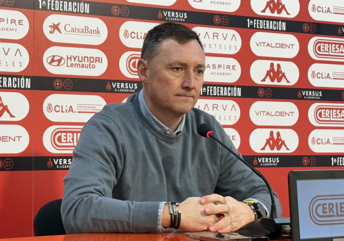 Raúl Llona, en la sala de prensa del estadio Reino de León.