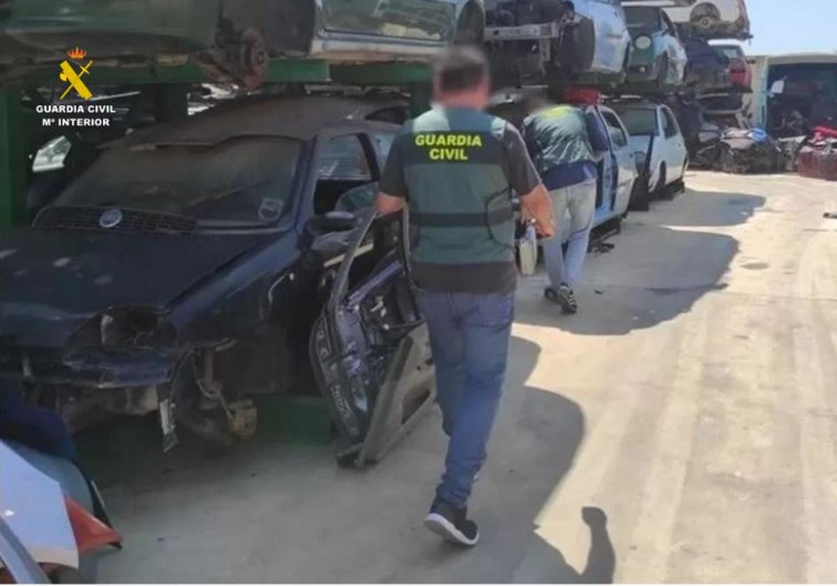 Operación de la Guardia Civil en desguaces.