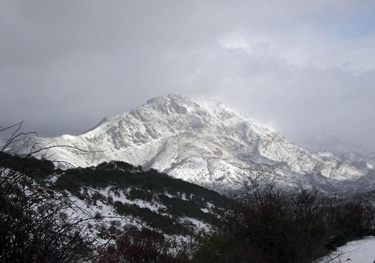 Una montaña leonesa nevada.