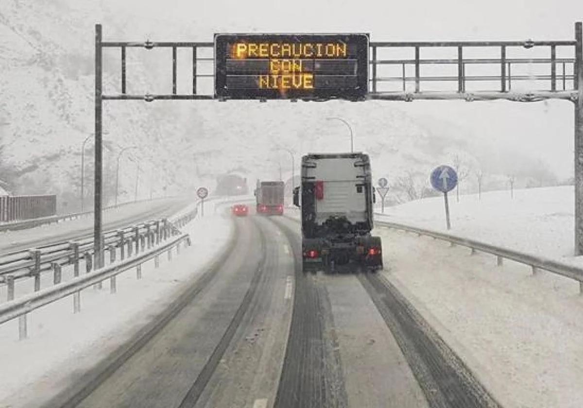 Imagen de archivo de nieve en la autopista hacia Asturias.