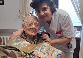 La cumpleañera con una de las trabajadoras del centro.