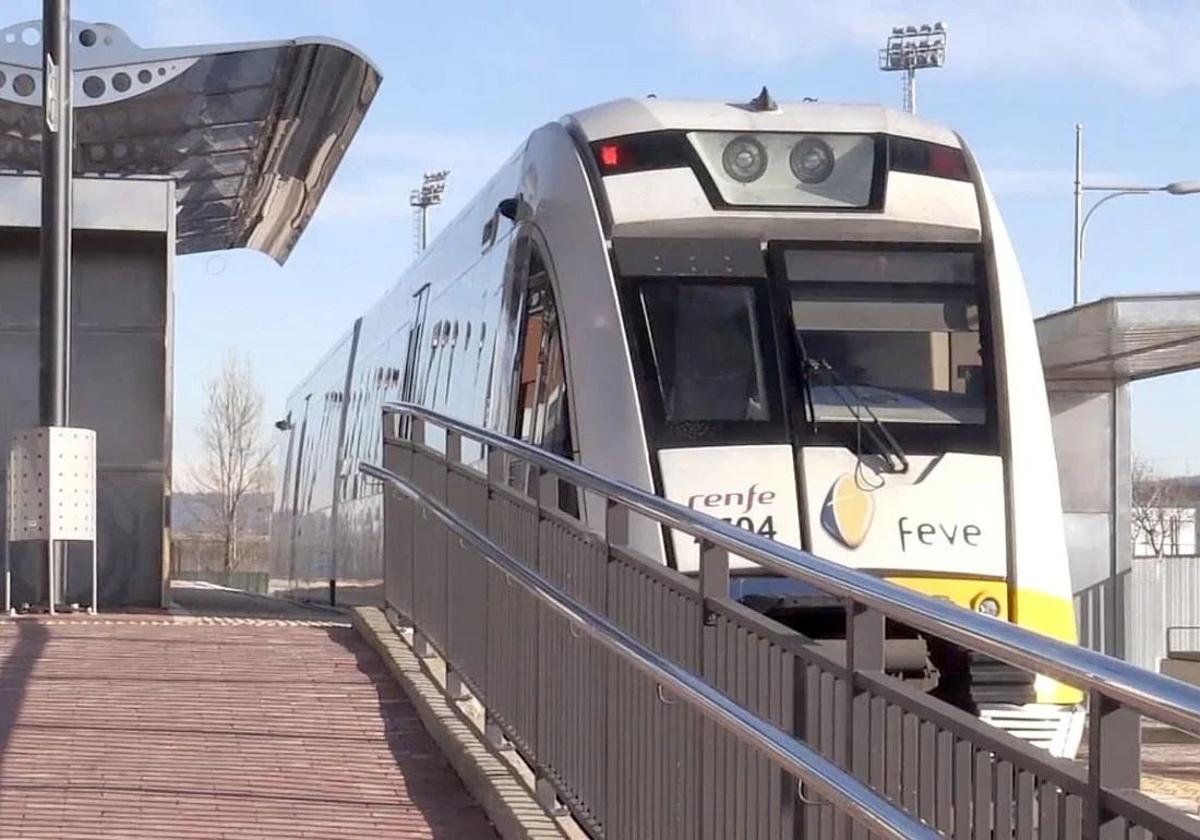 El tren de Feve desde el apeadero de La Asunción.