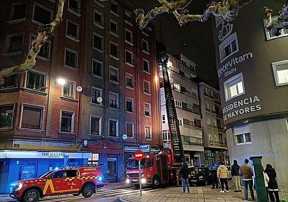 Bomberos de León revisan el estado de la fachada.
