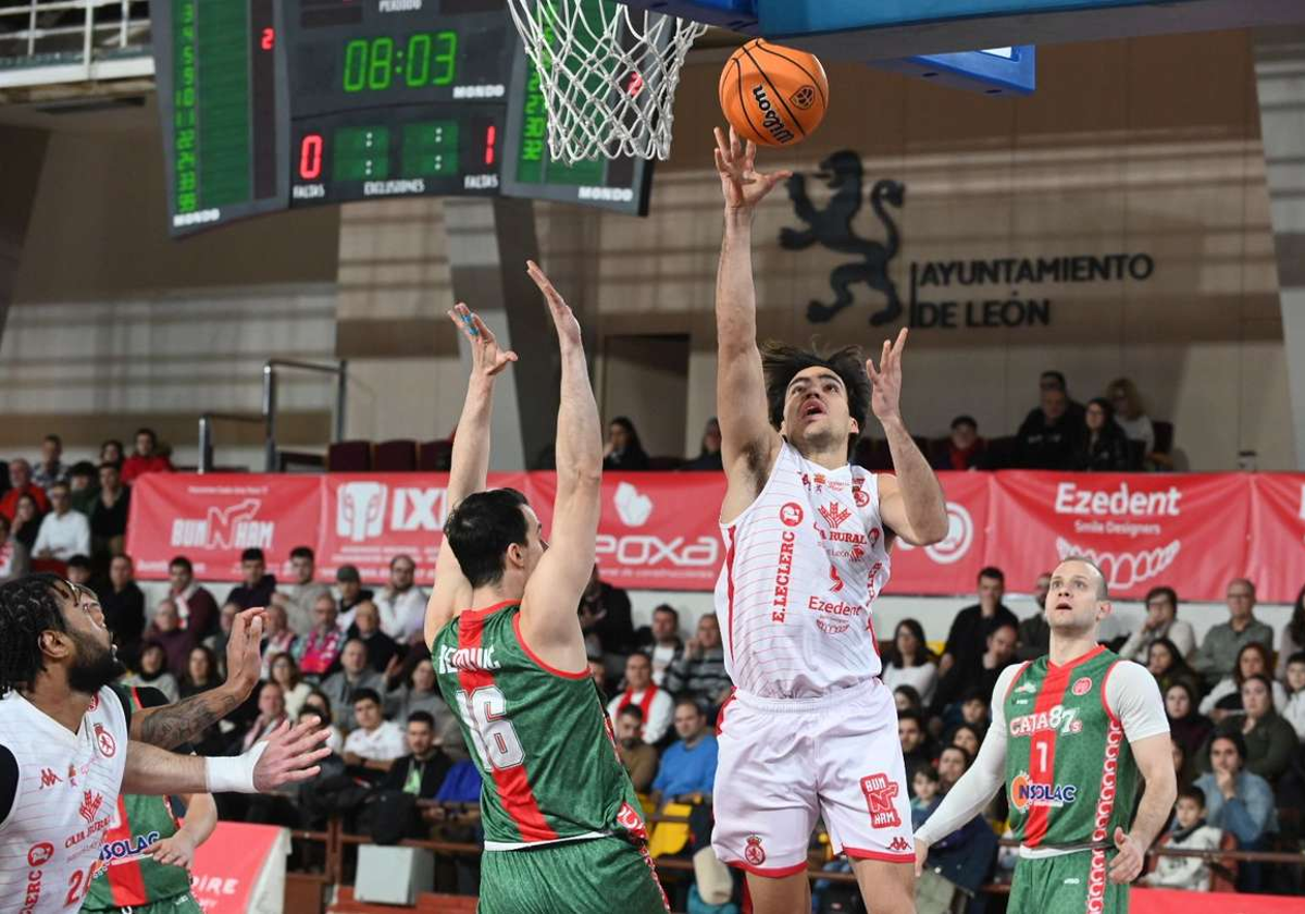 Pau Isern, en una acción del duelo ante Caja 87