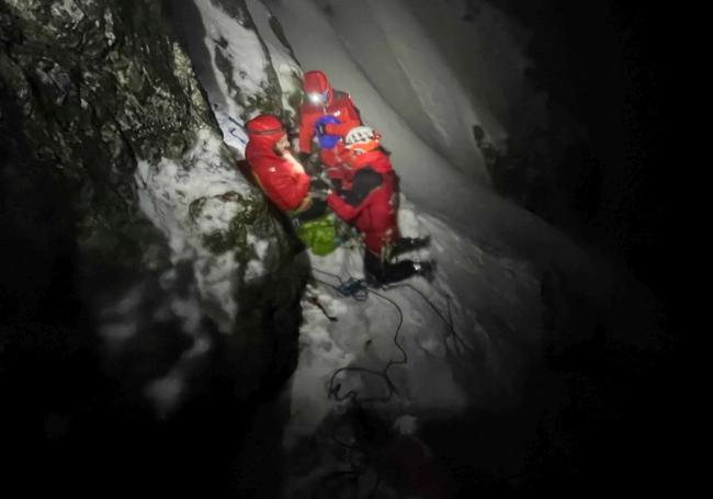 Rescate de los dos montañeros enriscados en Peña Ubiña.