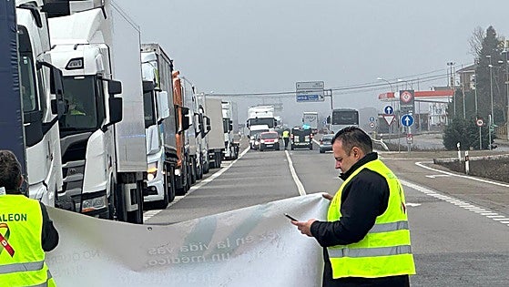 El campo corta los accesos en Villadangos y eleva sus protestas en León