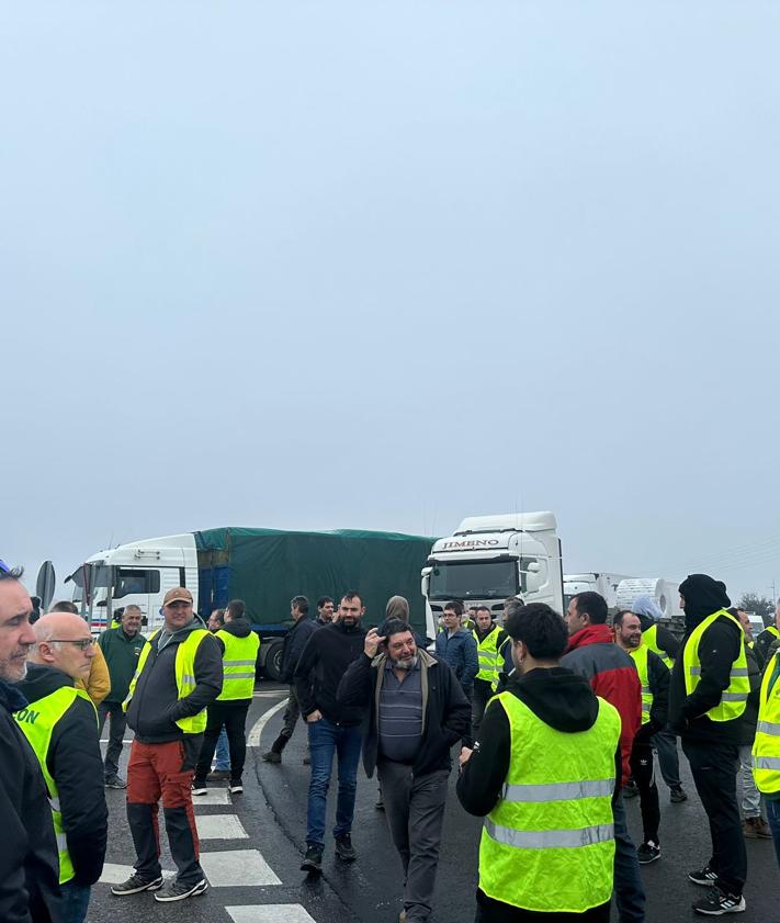 Imagen secundaria 2 - El campo corta los accesos en Villadangos y eleva sus protestas en León