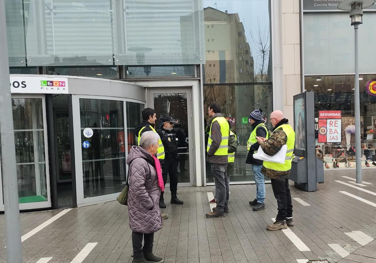 Imagen principal - El campo corta los accesos en Villadangos y eleva sus protestas en León