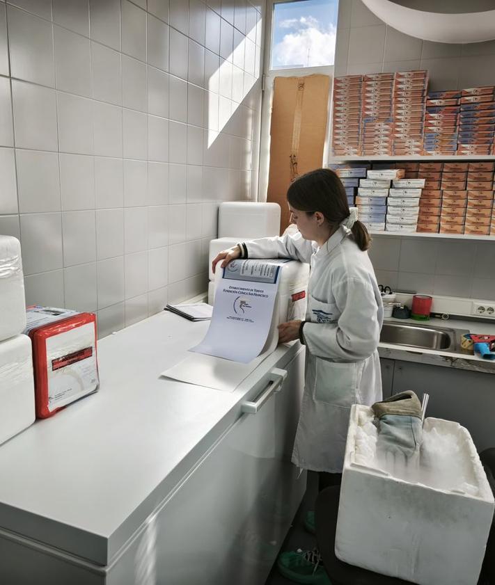 Imagen secundaria 2 - Cristina e Leire en la Sala Blanca, Paloma y Sonsoles cerrando paquetes para enviar.