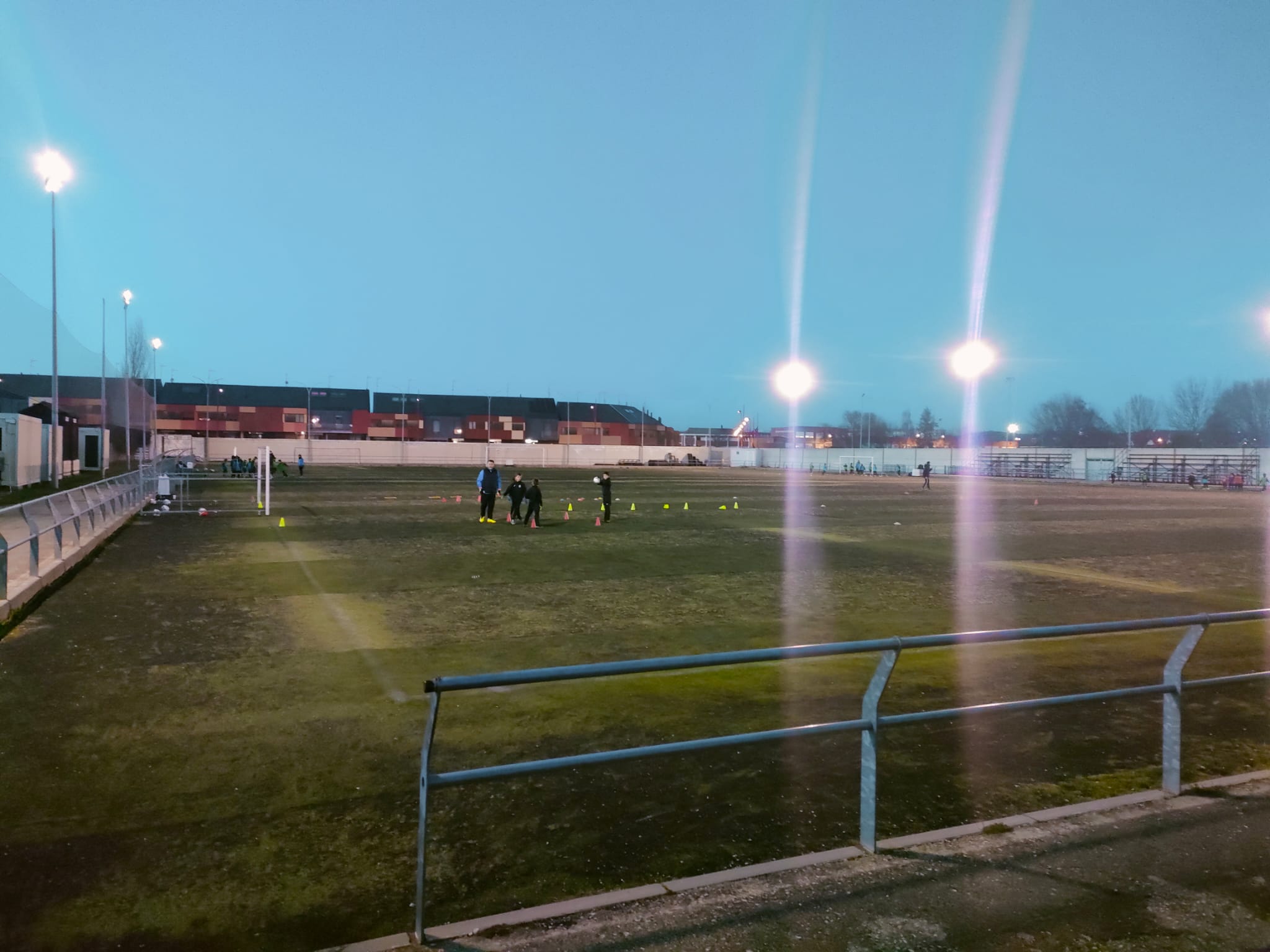 Imagen del campo de fútbol de San Andrés del Rabanedo con varios grupos de menores entrenando.